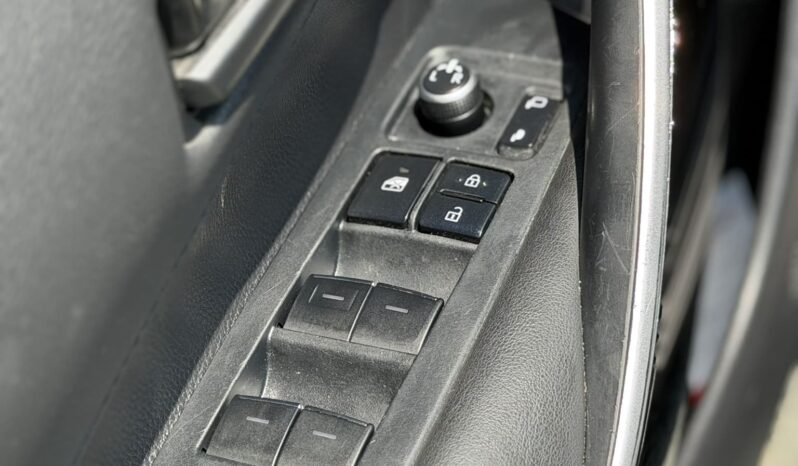 
								TOYOTA COROLLA XE HIBRIDO full									